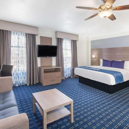 Days Inn & Suites By Wyndham Webster Nasa-Clearlake-Houston Esterno foto
