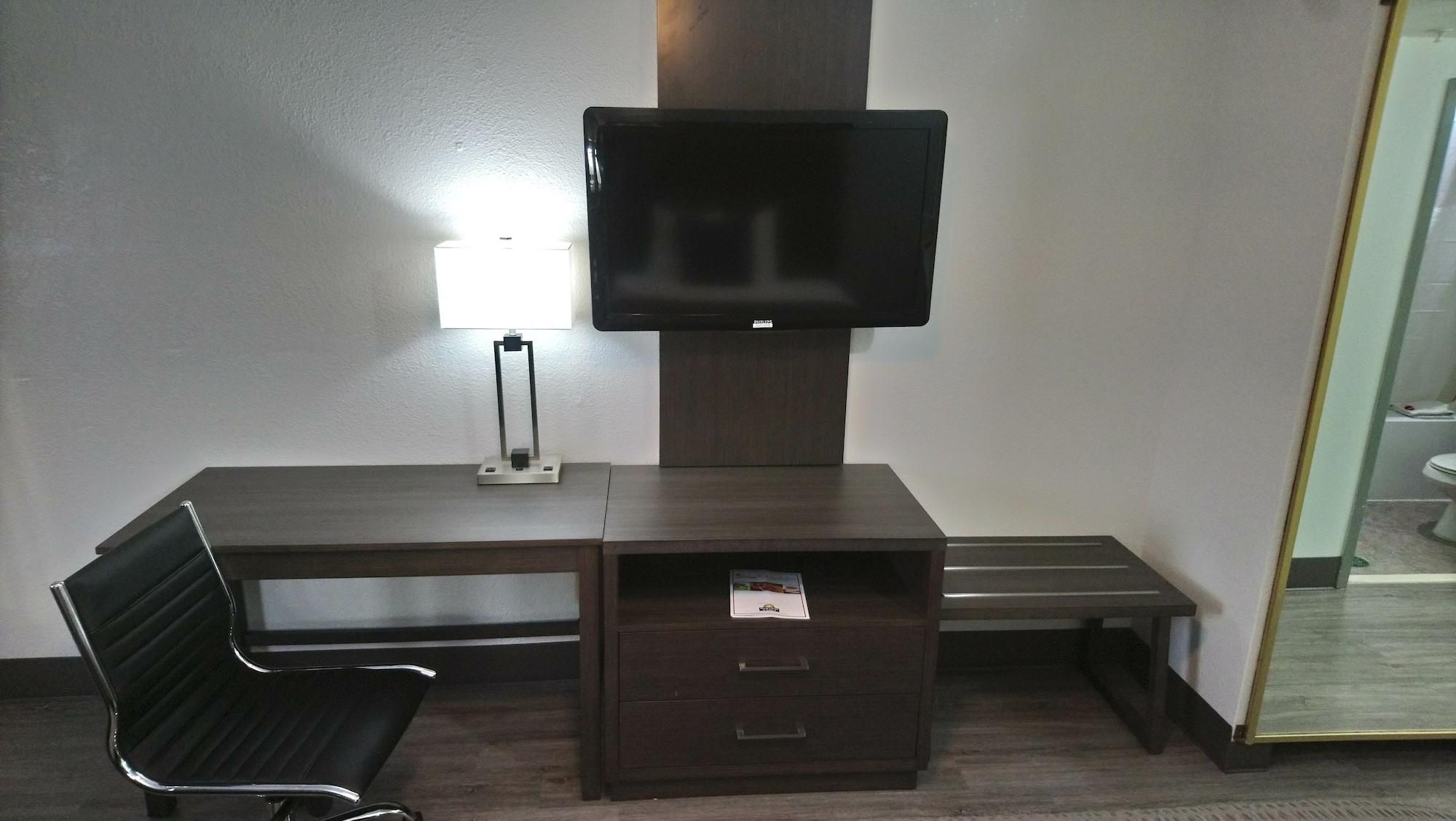 Days Inn & Suites By Wyndham Webster Nasa-Clearlake-Houston Esterno foto