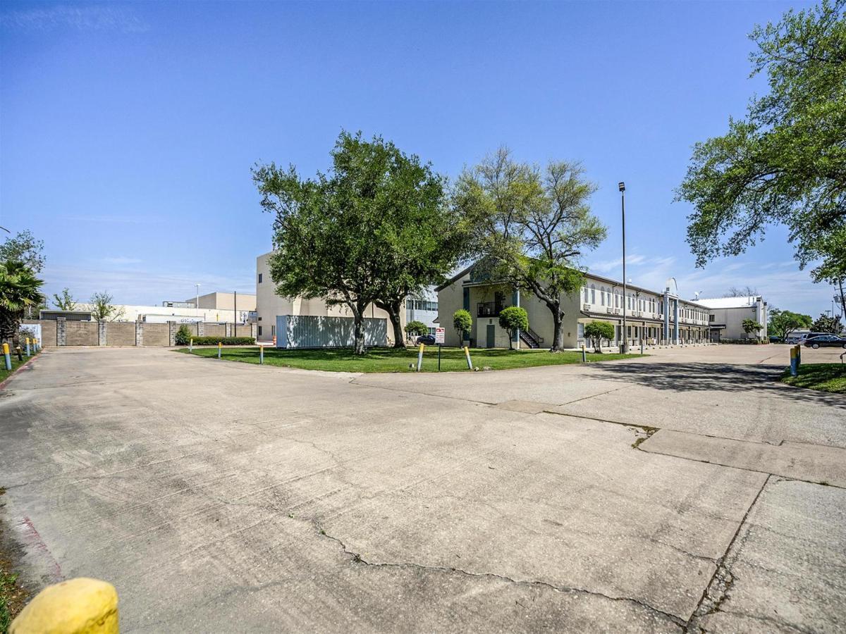 Days Inn & Suites By Wyndham Webster Nasa-Clearlake-Houston Esterno foto