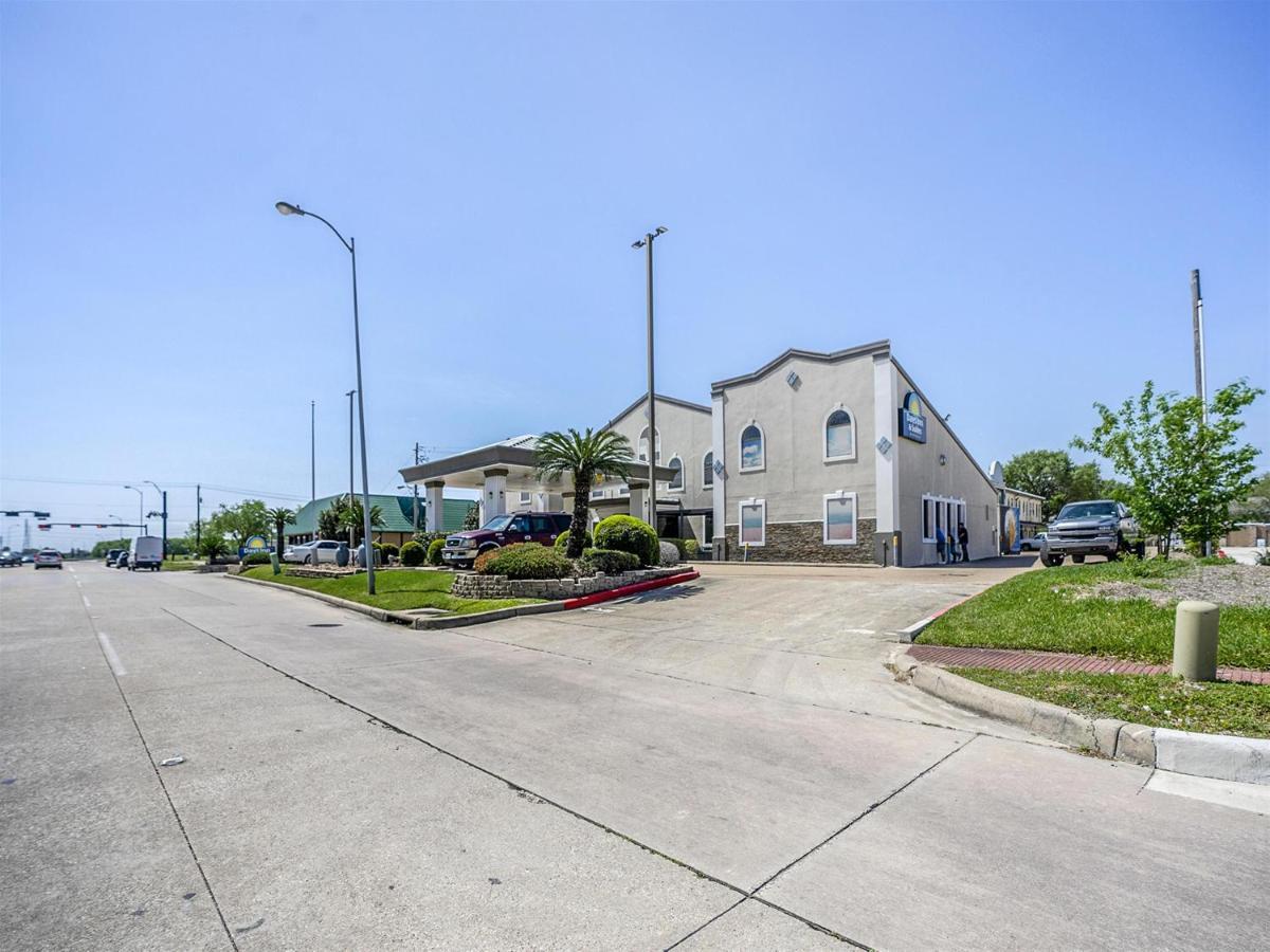Days Inn & Suites By Wyndham Webster Nasa-Clearlake-Houston Esterno foto
