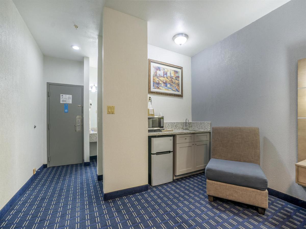 Days Inn & Suites By Wyndham Webster Nasa-Clearlake-Houston Esterno foto