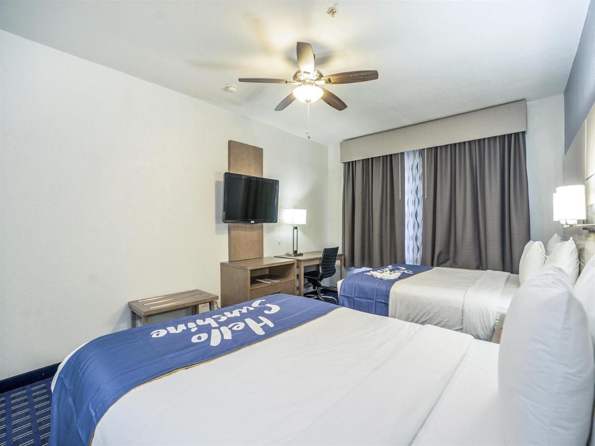 Days Inn & Suites By Wyndham Webster Nasa-Clearlake-Houston Esterno foto