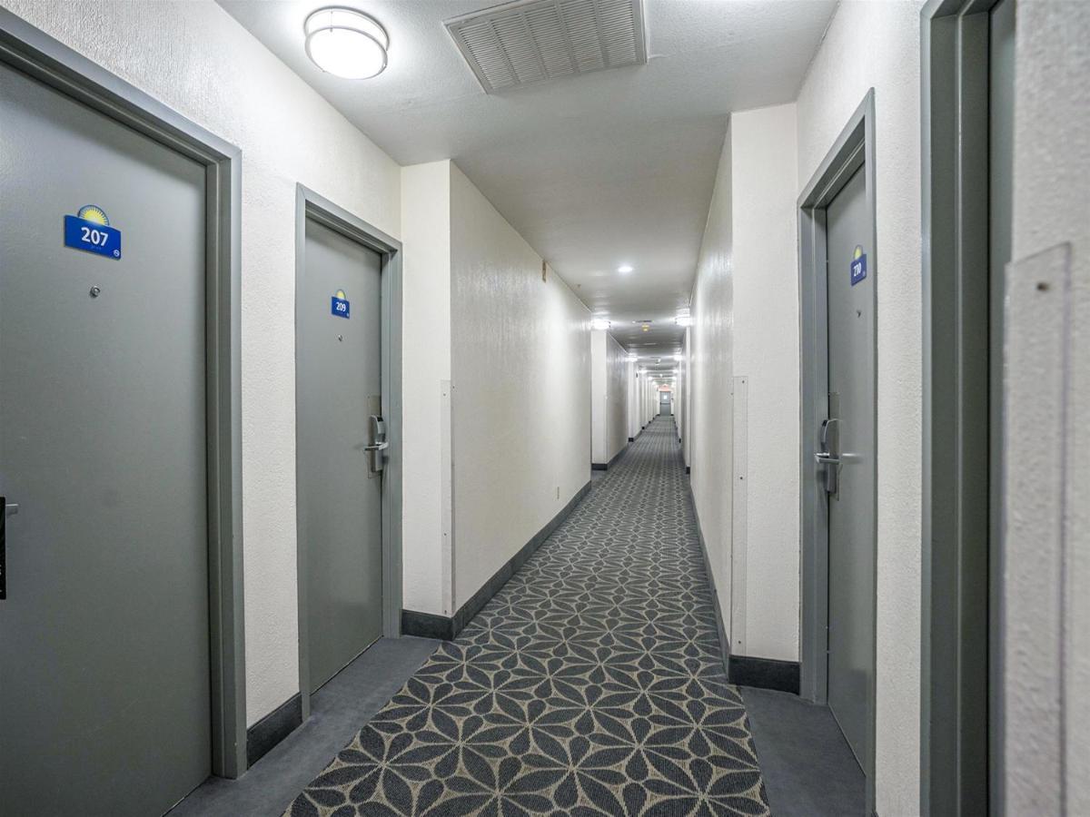 Days Inn & Suites By Wyndham Webster Nasa-Clearlake-Houston Esterno foto