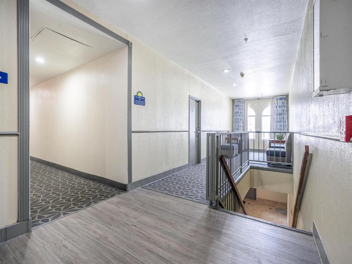 Days Inn & Suites By Wyndham Webster Nasa-Clearlake-Houston Esterno foto