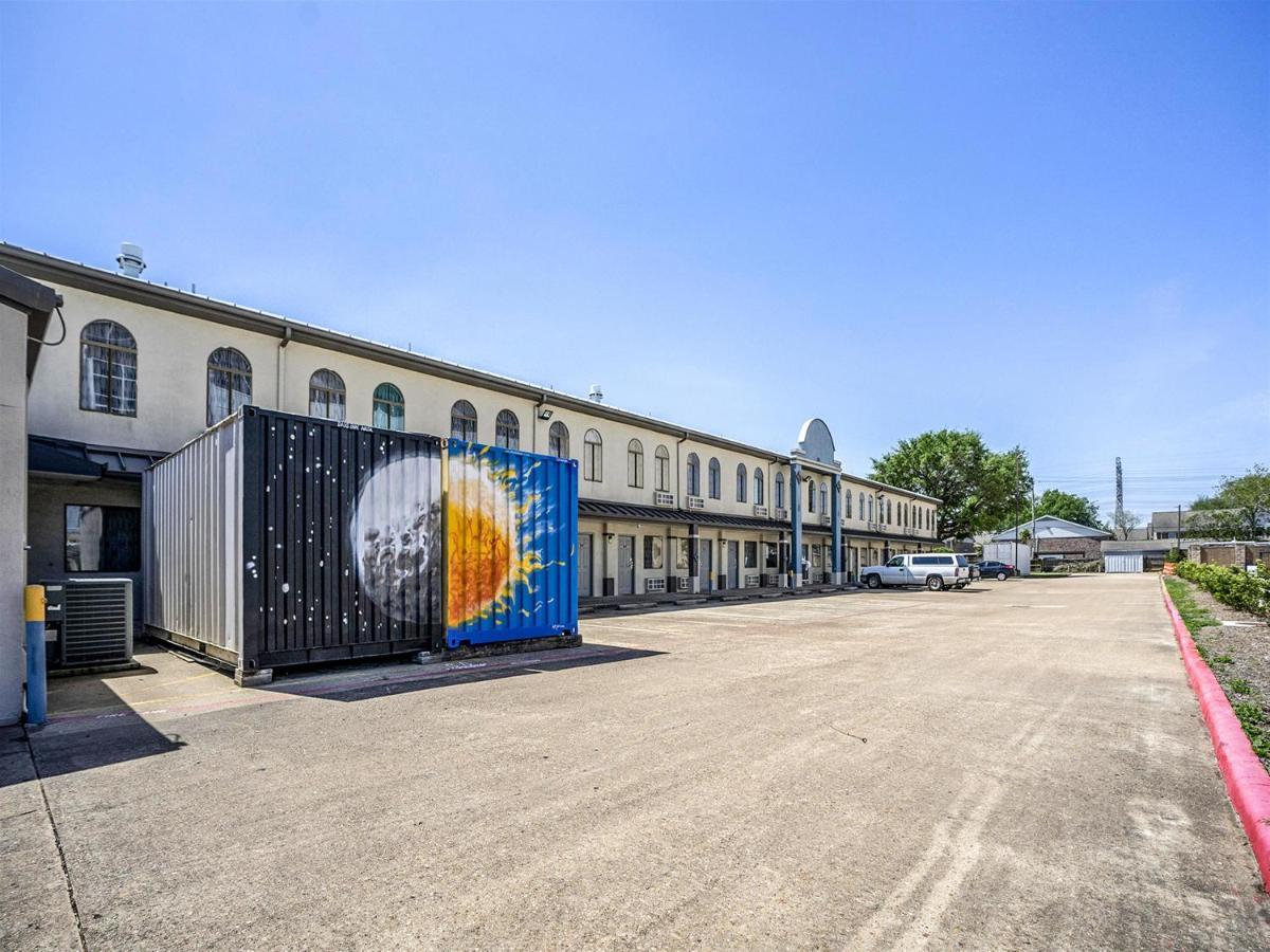 Days Inn & Suites By Wyndham Webster Nasa-Clearlake-Houston Esterno foto