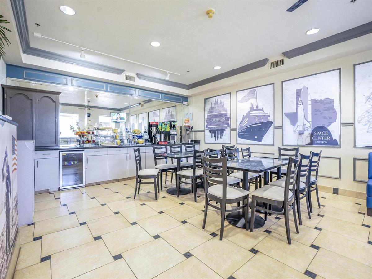 Days Inn & Suites By Wyndham Webster Nasa-Clearlake-Houston Esterno foto