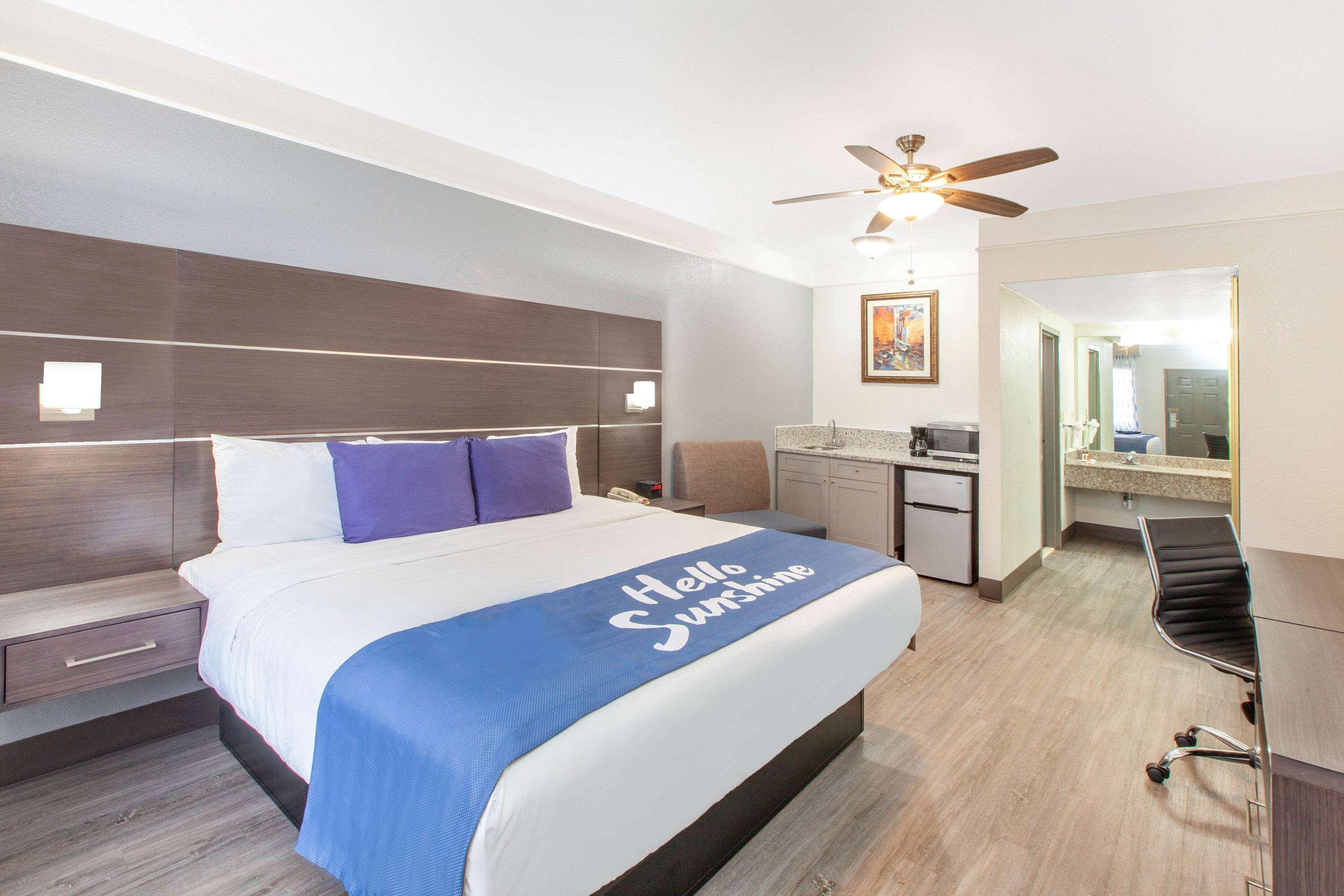 Days Inn & Suites By Wyndham Webster Nasa-Clearlake-Houston Esterno foto