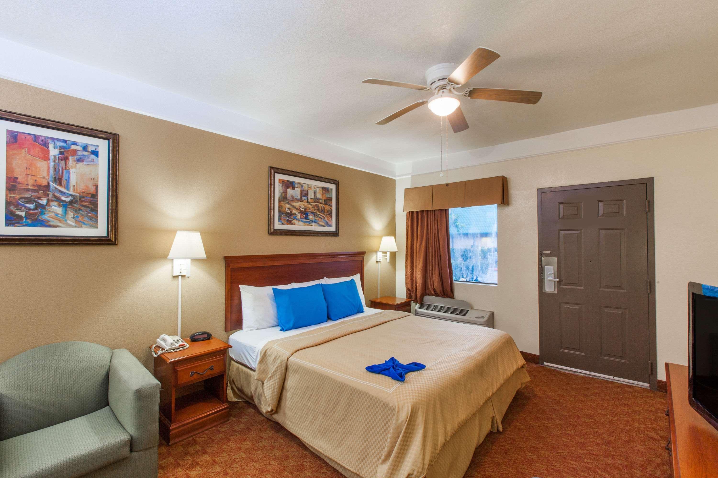 Days Inn & Suites By Wyndham Webster Nasa-Clearlake-Houston Esterno foto