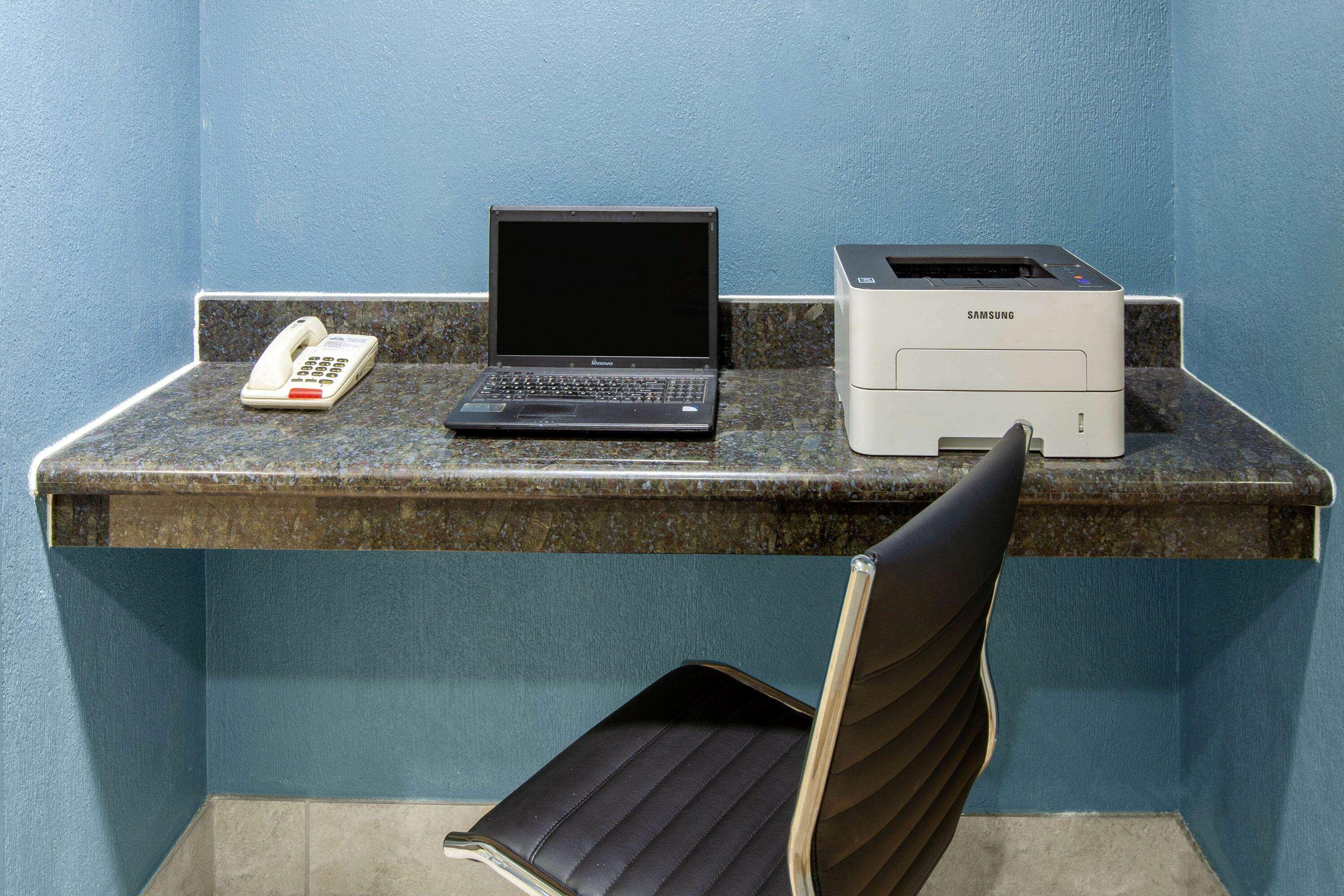 Days Inn & Suites By Wyndham Webster Nasa-Clearlake-Houston Esterno foto
