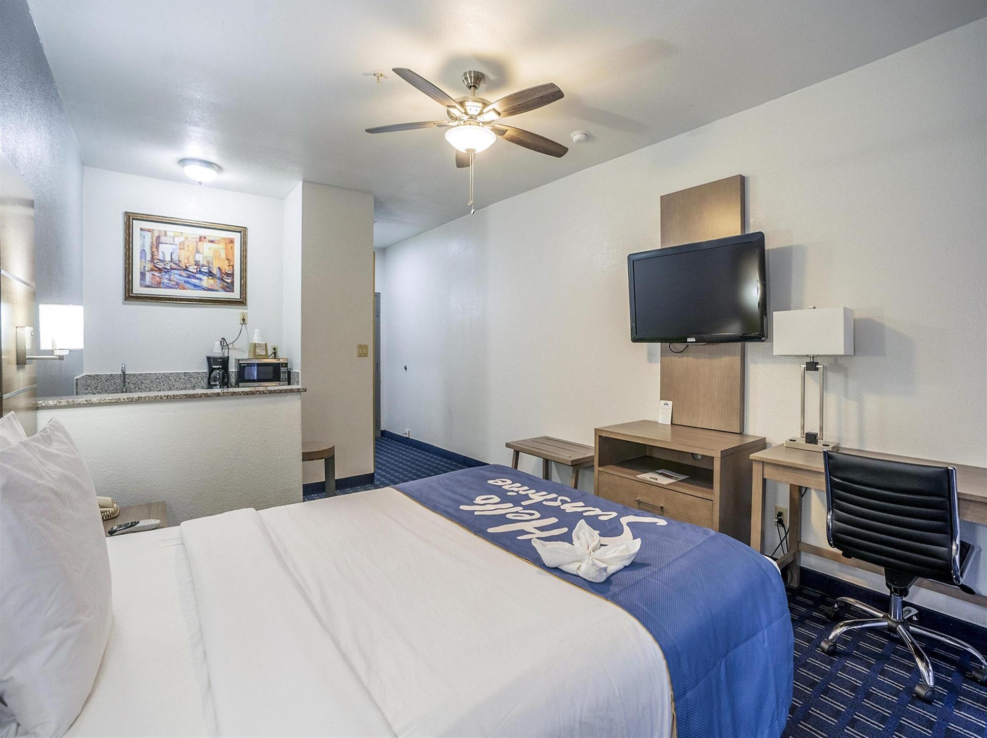 Days Inn & Suites By Wyndham Webster Nasa-Clearlake-Houston Esterno foto