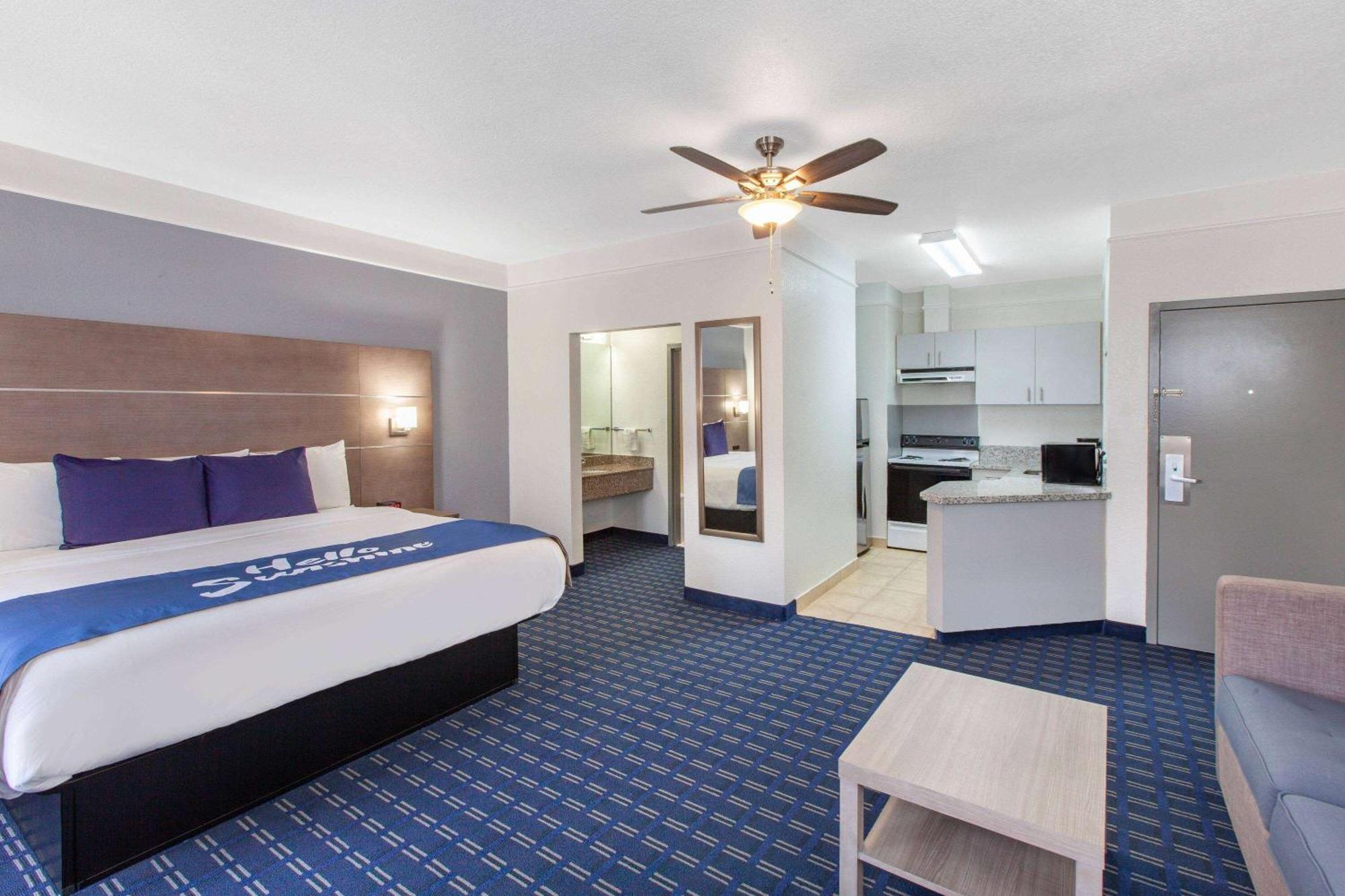 Days Inn & Suites By Wyndham Webster Nasa-Clearlake-Houston Esterno foto
