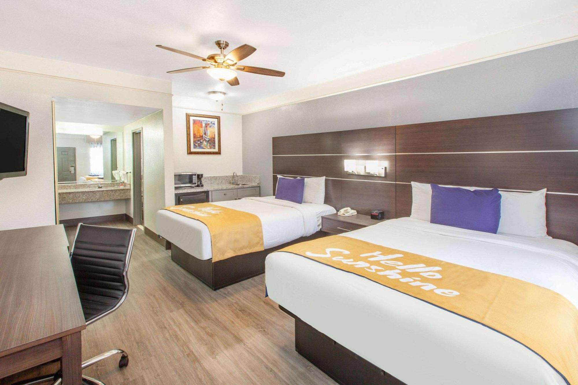 Days Inn & Suites By Wyndham Webster Nasa-Clearlake-Houston Esterno foto