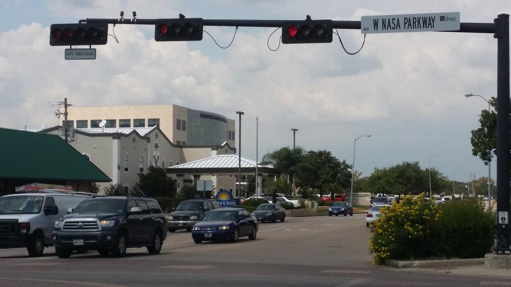 Days Inn & Suites By Wyndham Webster Nasa-Clearlake-Houston Esterno foto