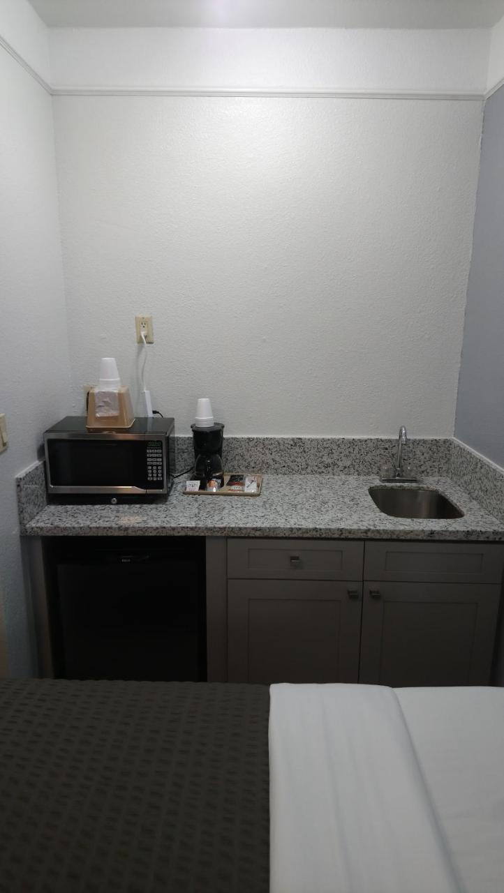 Days Inn & Suites By Wyndham Webster Nasa-Clearlake-Houston Esterno foto